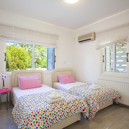 Meneou Beachfront Villa Sunset 皮尔瓦利亚 外观 照片