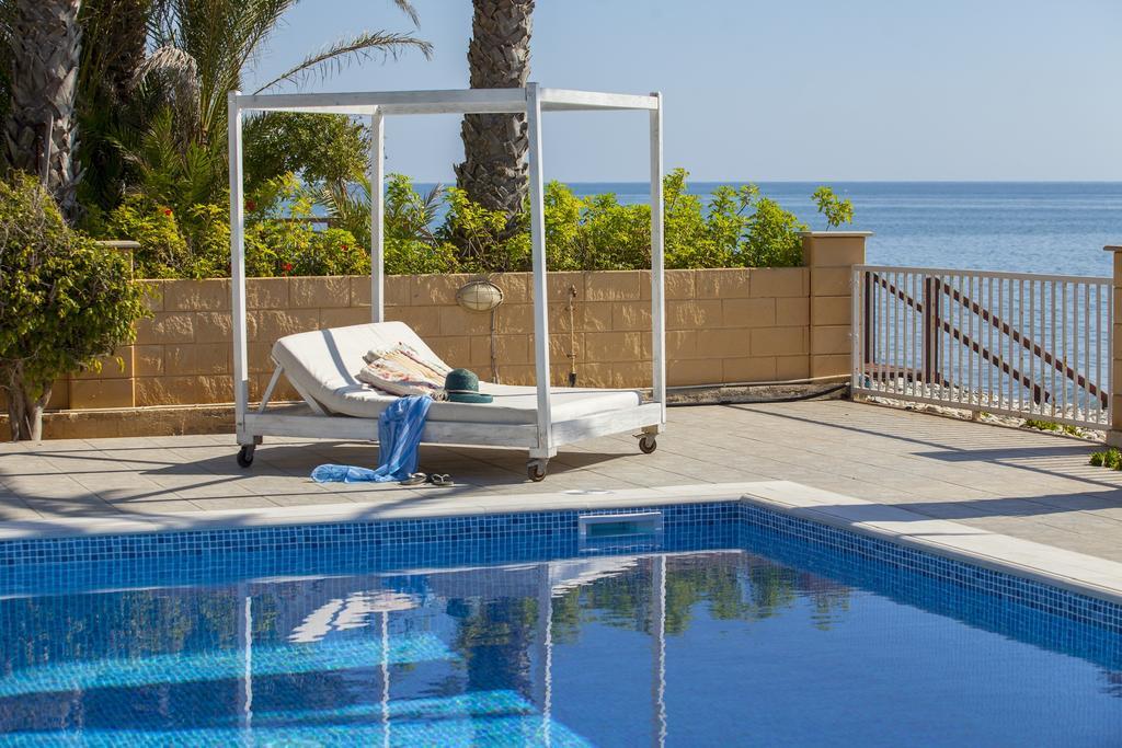 Meneou Beachfront Villa Sunset 皮尔瓦利亚 客房 照片