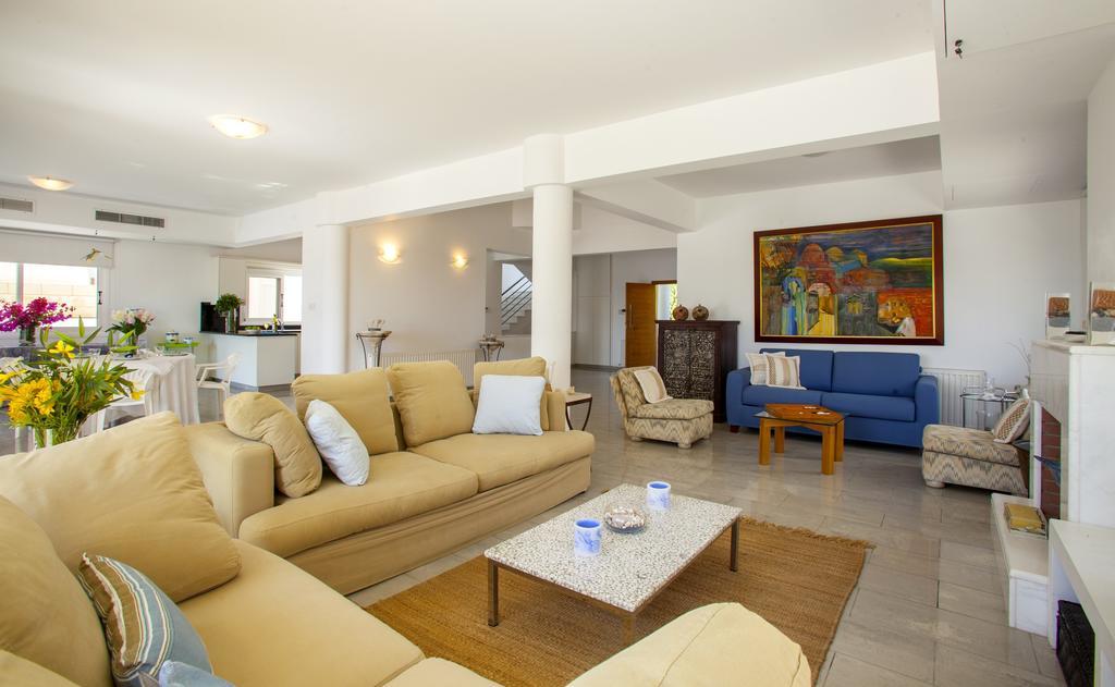 Meneou Beachfront Villa Sunset 皮尔瓦利亚 客房 照片