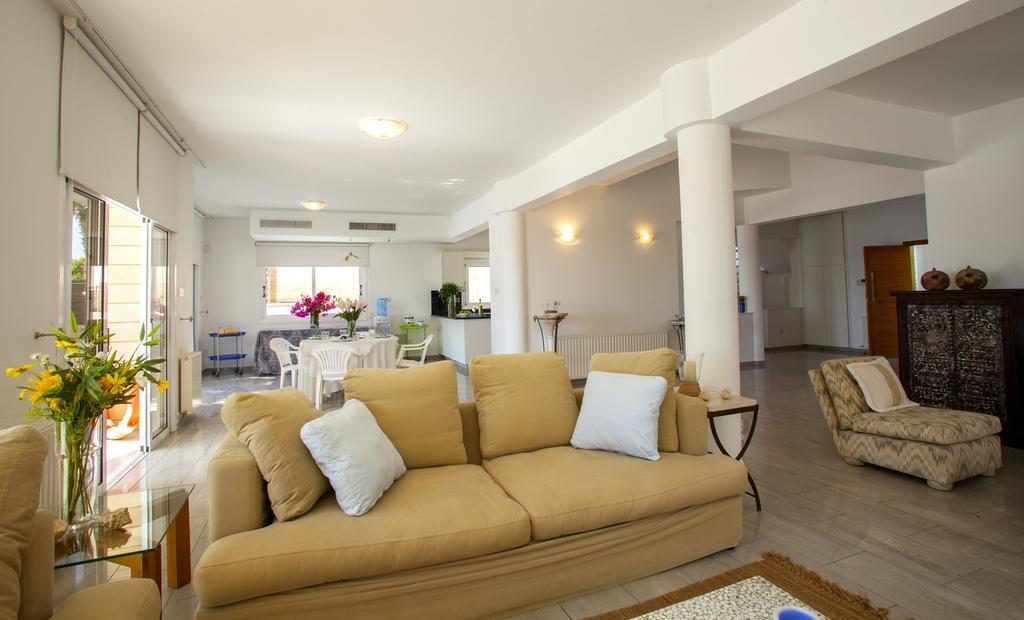 Meneou Beachfront Villa Sunset 皮尔瓦利亚 客房 照片