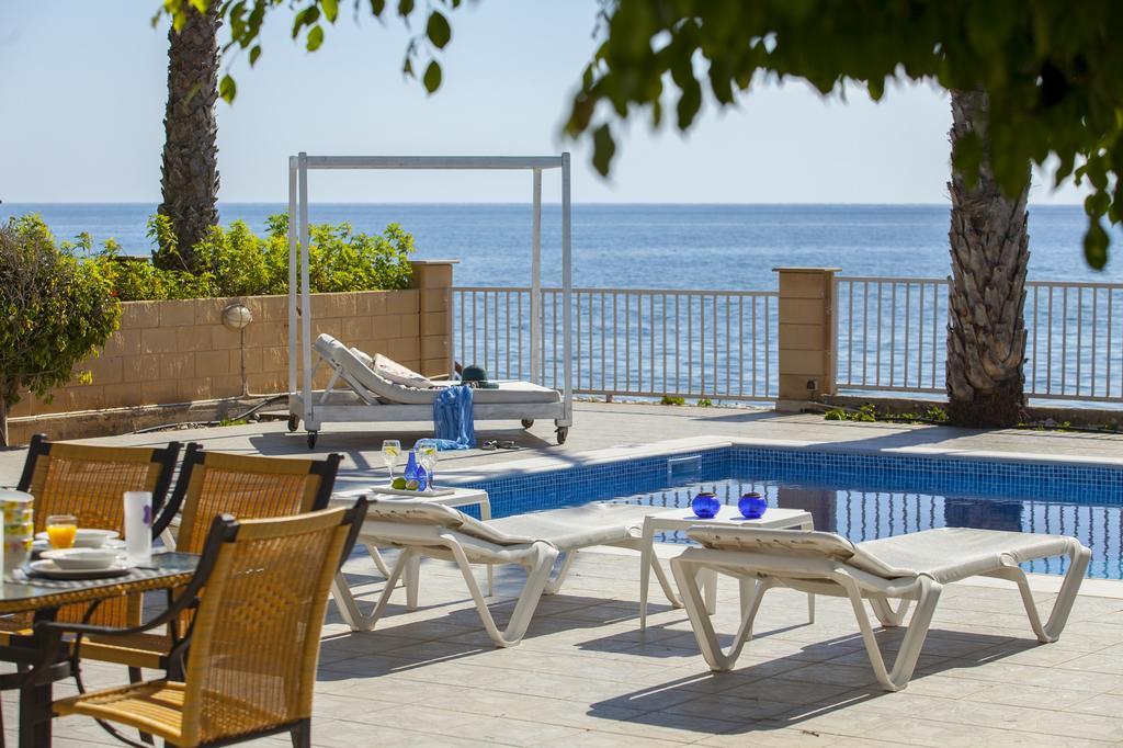 Meneou Beachfront Villa Sunset 皮尔瓦利亚 客房 照片