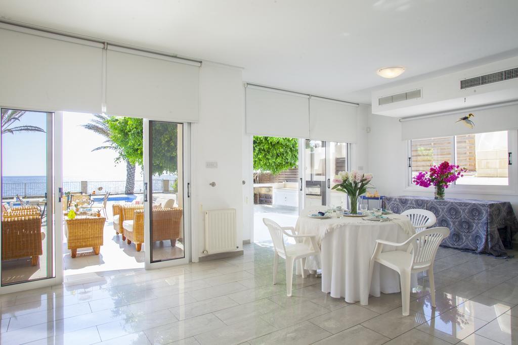 Meneou Beachfront Villa Sunset 皮尔瓦利亚 客房 照片