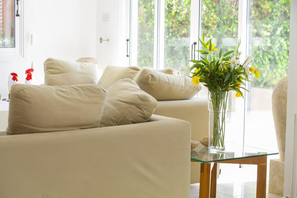 Meneou Beachfront Villa Sunset 皮尔瓦利亚 客房 照片