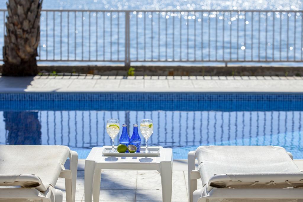 Meneou Beachfront Villa Sunset 皮尔瓦利亚 客房 照片