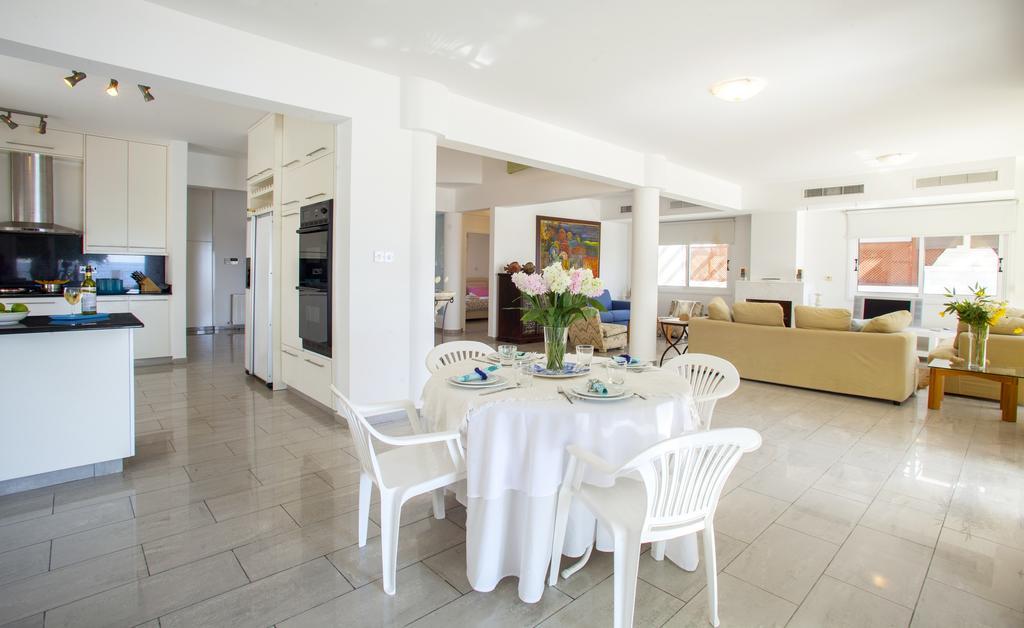 Meneou Beachfront Villa Sunset 皮尔瓦利亚 客房 照片