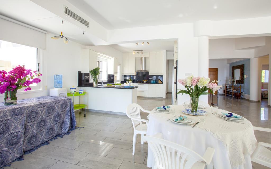 Meneou Beachfront Villa Sunset 皮尔瓦利亚 客房 照片