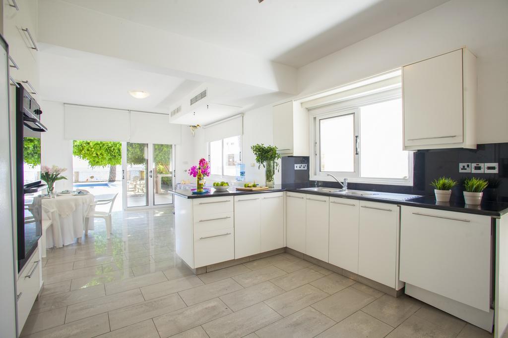 Meneou Beachfront Villa Sunset 皮尔瓦利亚 客房 照片