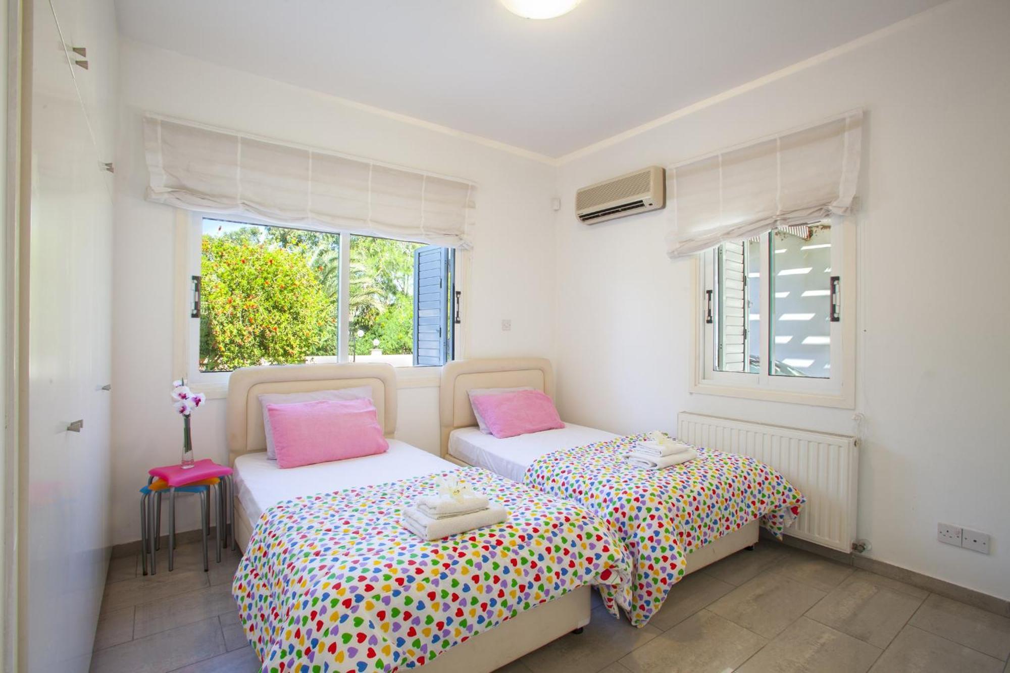 Meneou Beachfront Villa Sunset 皮尔瓦利亚 外观 照片