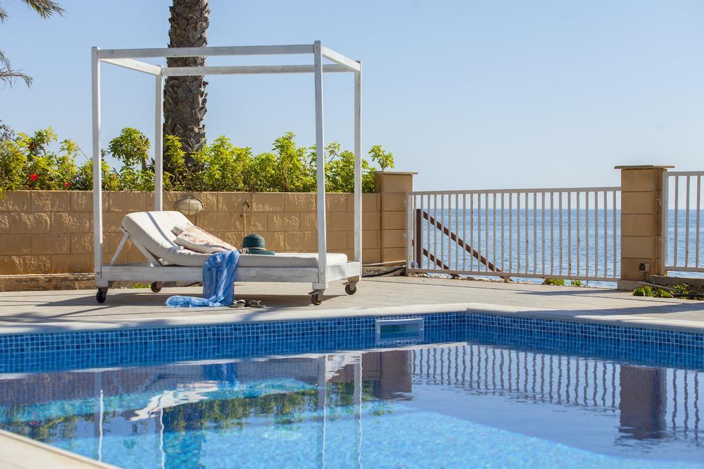 Meneou Beachfront Villa Sunset 皮尔瓦利亚 客房 照片