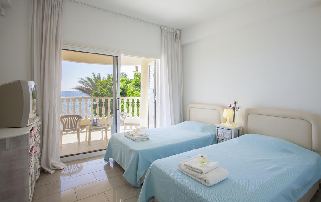 Meneou Beachfront Villa Sunset 皮尔瓦利亚 客房 照片