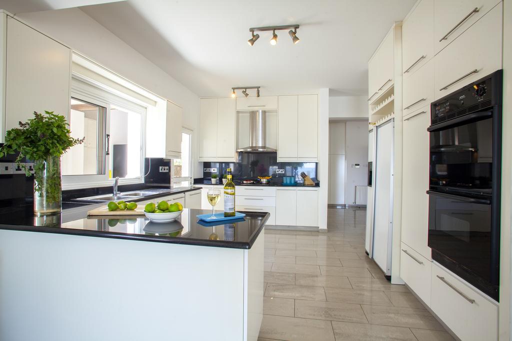 Meneou Beachfront Villa Sunset 皮尔瓦利亚 客房 照片