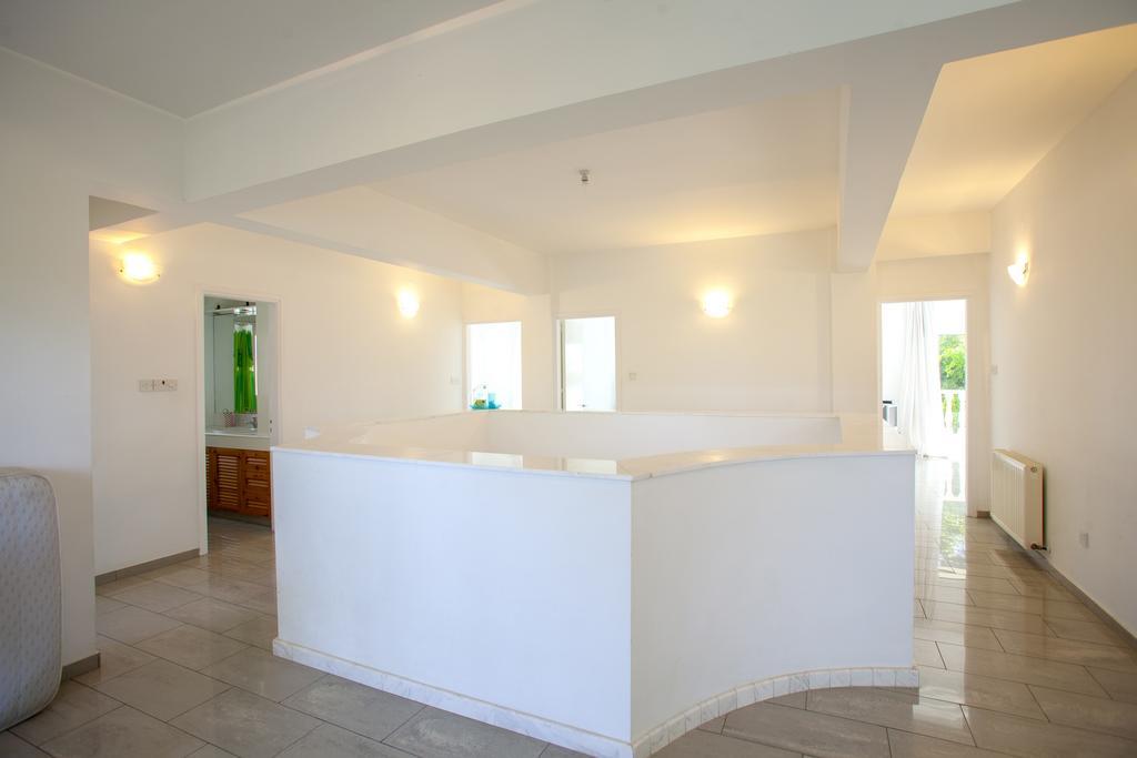 Meneou Beachfront Villa Sunset 皮尔瓦利亚 客房 照片