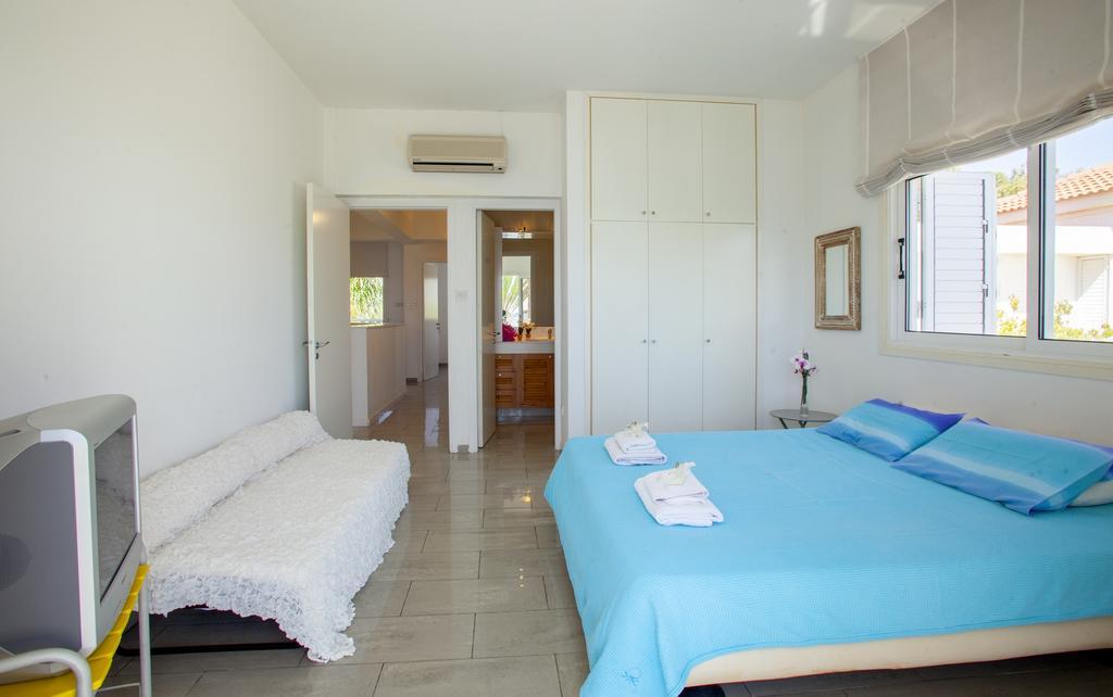 Meneou Beachfront Villa Sunset 皮尔瓦利亚 客房 照片