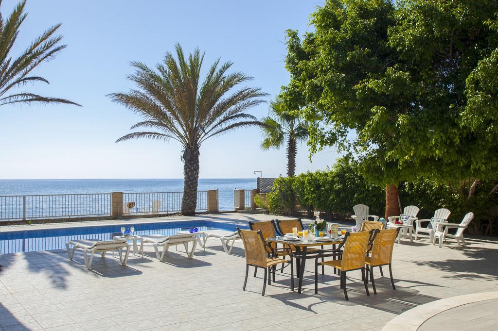 Meneou Beachfront Villa Sunset 皮尔瓦利亚 客房 照片