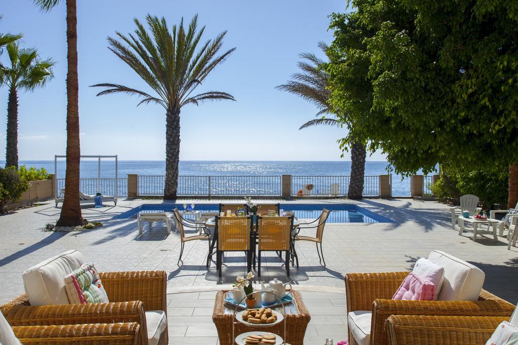 Meneou Beachfront Villa Sunset 皮尔瓦利亚 客房 照片