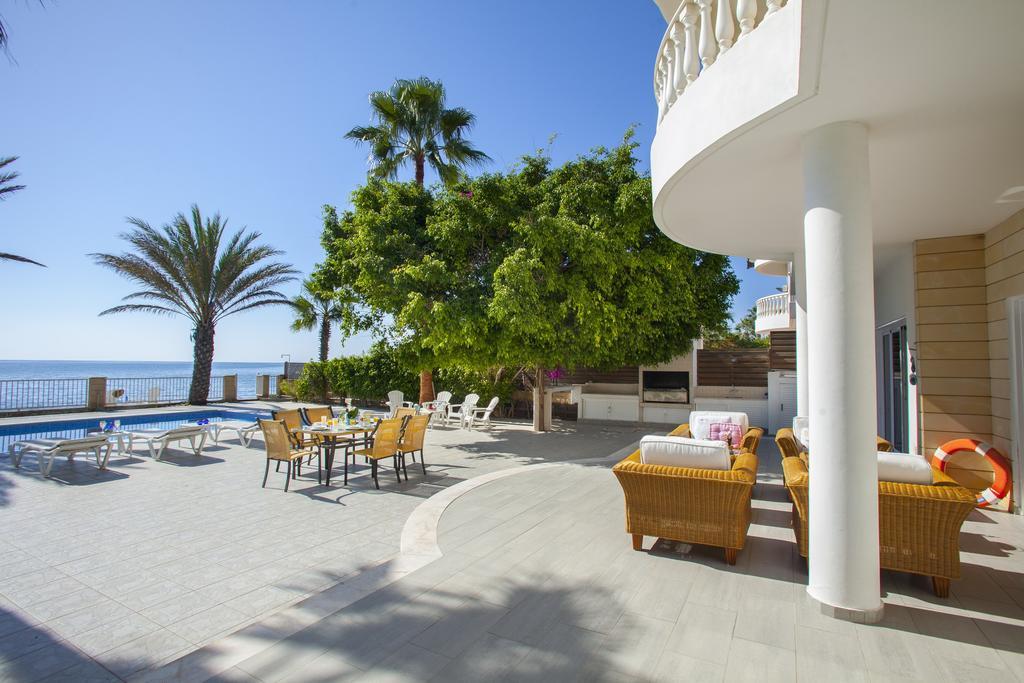 Meneou Beachfront Villa Sunset 皮尔瓦利亚 客房 照片