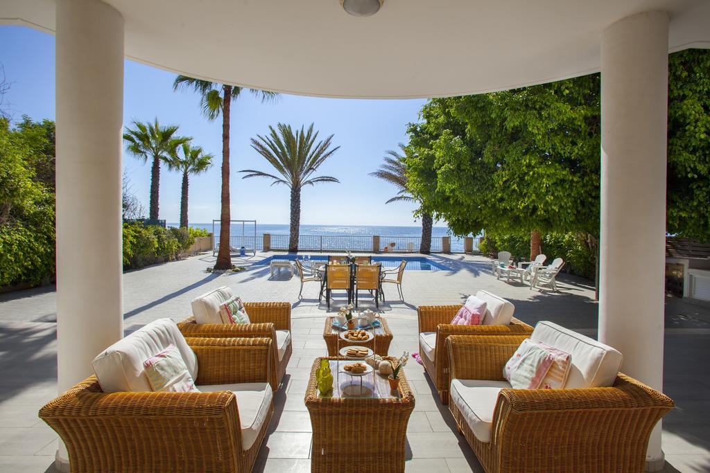 Meneou Beachfront Villa Sunset 皮尔瓦利亚 客房 照片