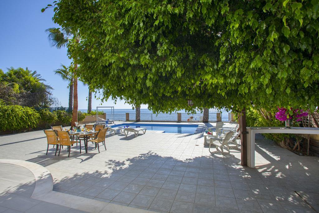 Meneou Beachfront Villa Sunset 皮尔瓦利亚 客房 照片