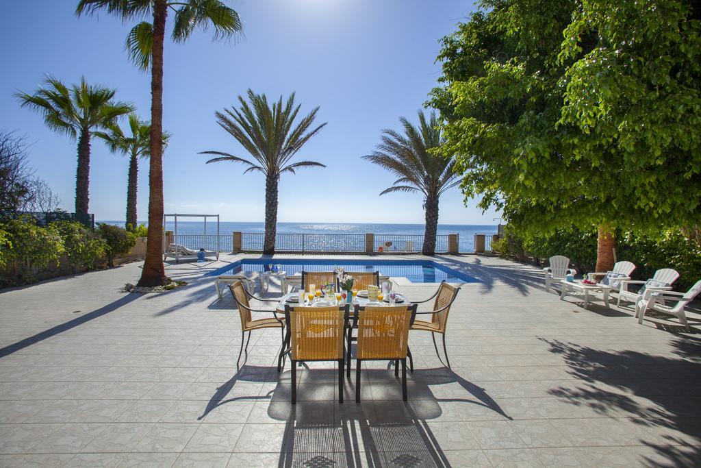 Meneou Beachfront Villa Sunset 皮尔瓦利亚 客房 照片
