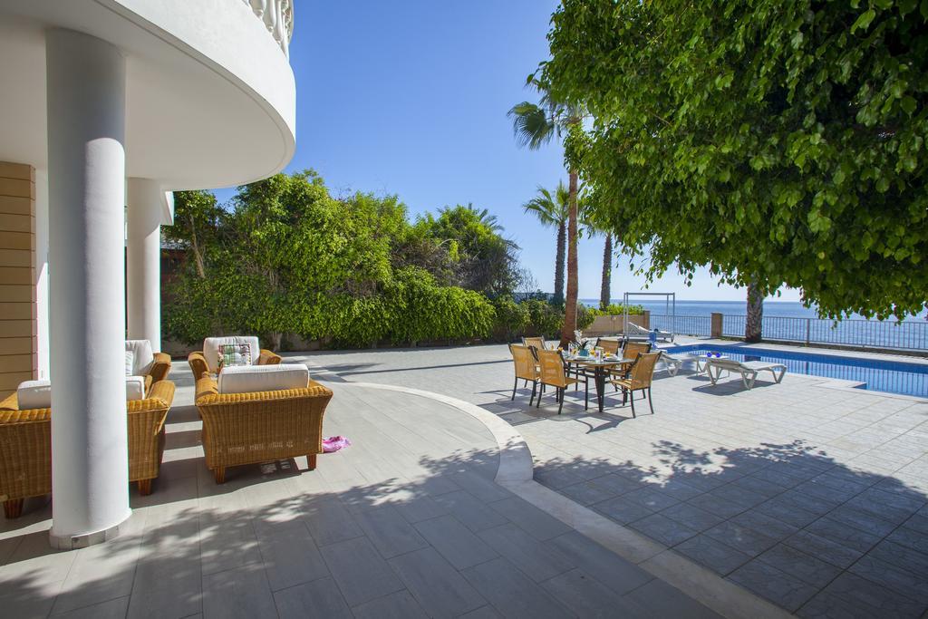 Meneou Beachfront Villa Sunset 皮尔瓦利亚 客房 照片